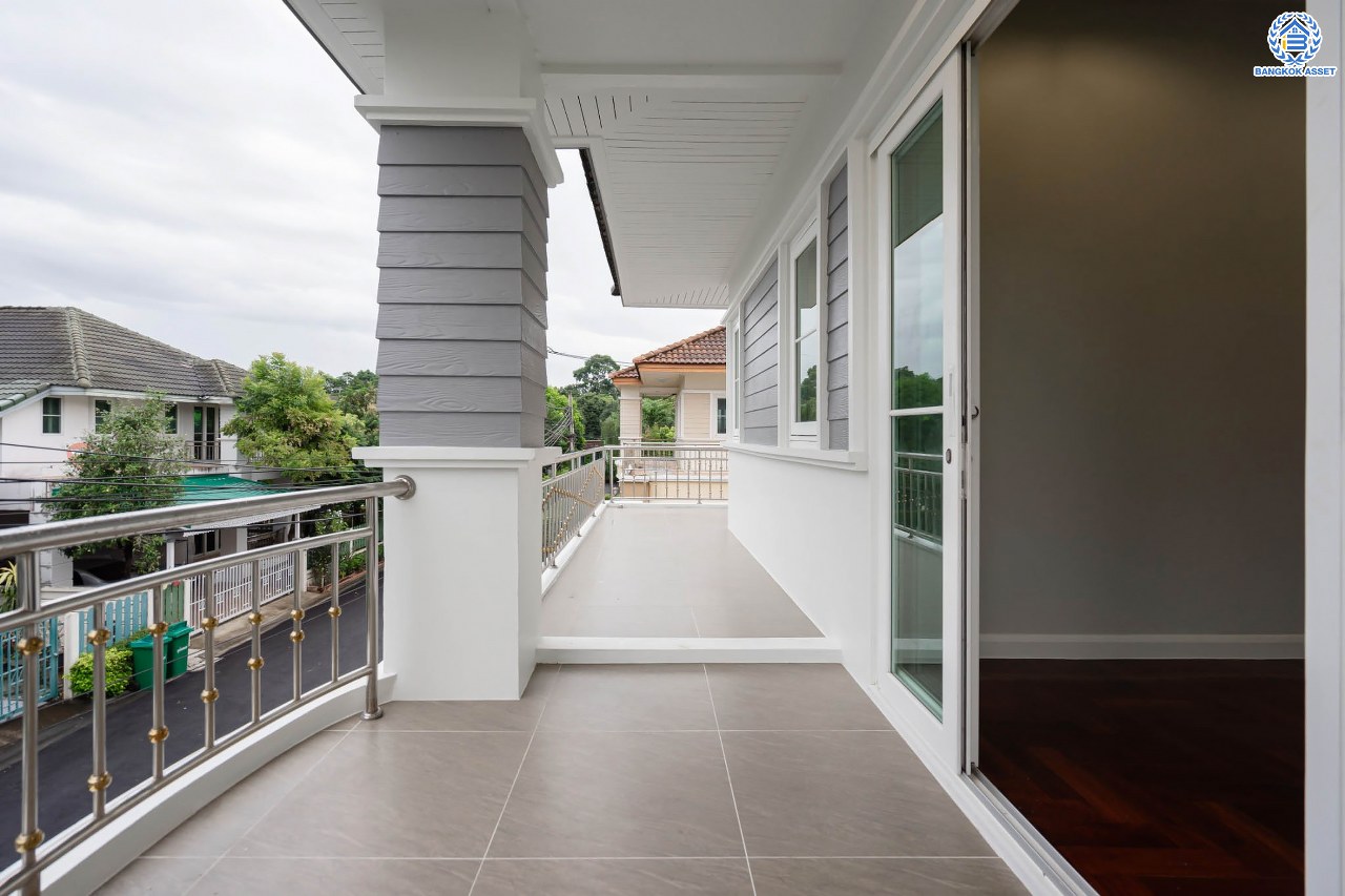 บ้านมือสองตกแต่งใหม่ โครงการ ธนานนท์ ราชพฤกษ์ เนื้อที่ 60 ตร.ว. ฟังก์ชัน 3 ห้องนอน 3 ห้องน้ำ จอดรถได้ 2 คัน พร้อมห้องอเนกประสงค์ 1 ห้อง สามารถปรับเปลี่ยนเป็นห้องทำงาน หรือห้องนอนได้ตามความต้องการ Facilities ตอบโจทย์ทุกกิจกรรม! บนทำเลติดถนนราชพฤกษ์ ใกล้วงเวียนพระราม5 เซ็นทรัลเวสต์เกต และรถไฟฟ้า "สถานีบางรักน้อยท่าอิฐ"